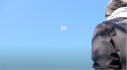 ドローンが浮かぶ空