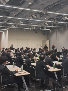 株式会社ニッケンフェンスアンドメタル様（日本製鉄グループ）が中心に結成された「関東日鉄フェンス会」の研修会において、ドローン活用セミナーと操縦体験会を行いました