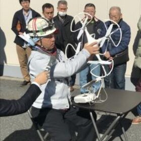 当スクール卒業生の太刀川さんよりフライト前のセッティングを説明