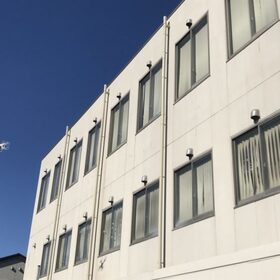 実際のフライトの様子　東京土建一般労働組合江戸川支部の外壁で行いました