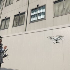 実際のフライトの様子　東京土建一般労働組合江戸川支部の外壁で行いました
