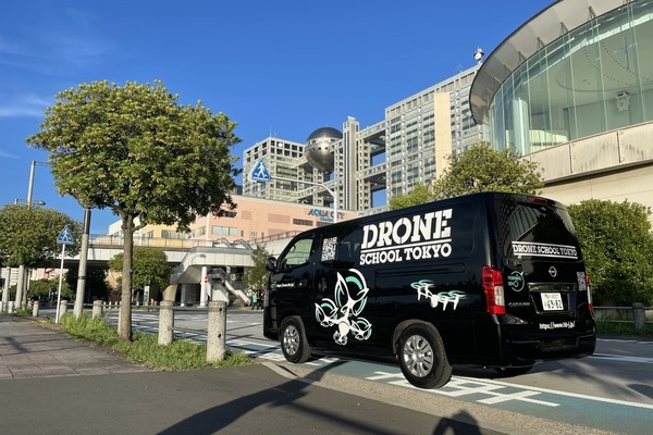 社用車にドローンスクールのラッピングを貼りました！