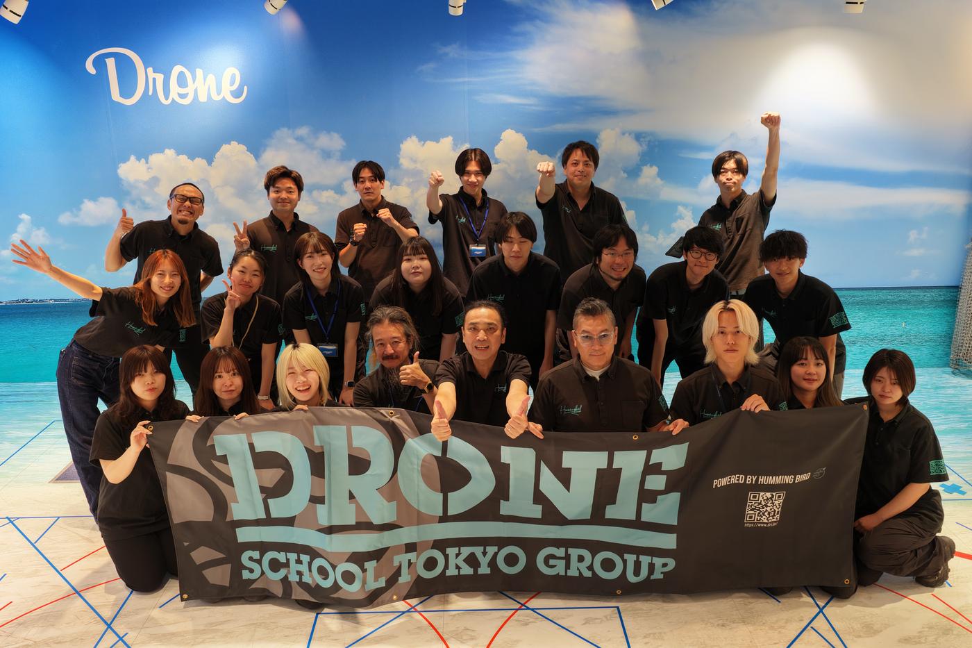 ドローンスクール東京グループの社員集合写真