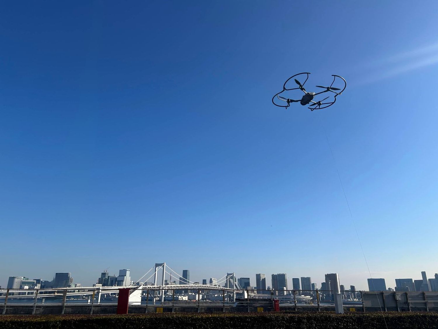 お台場の上空を飛ぶドローン