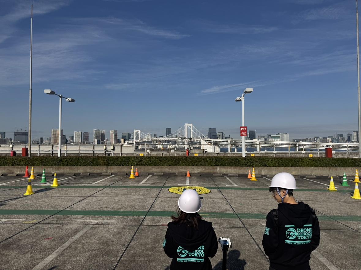屋外でのコース設定と実技