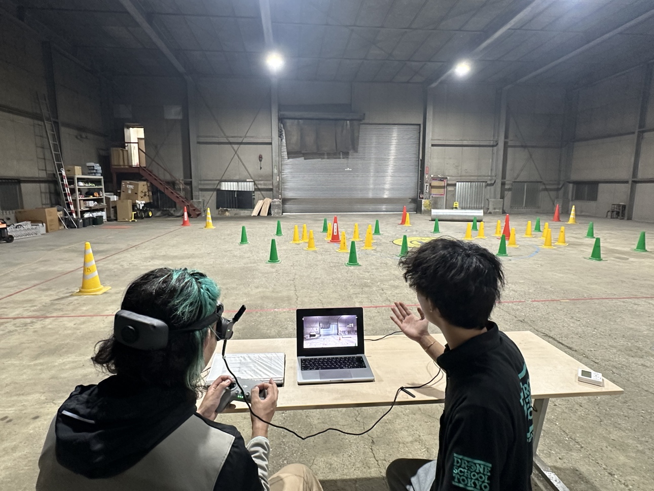 FPVゴーグルを装着した操縦練習