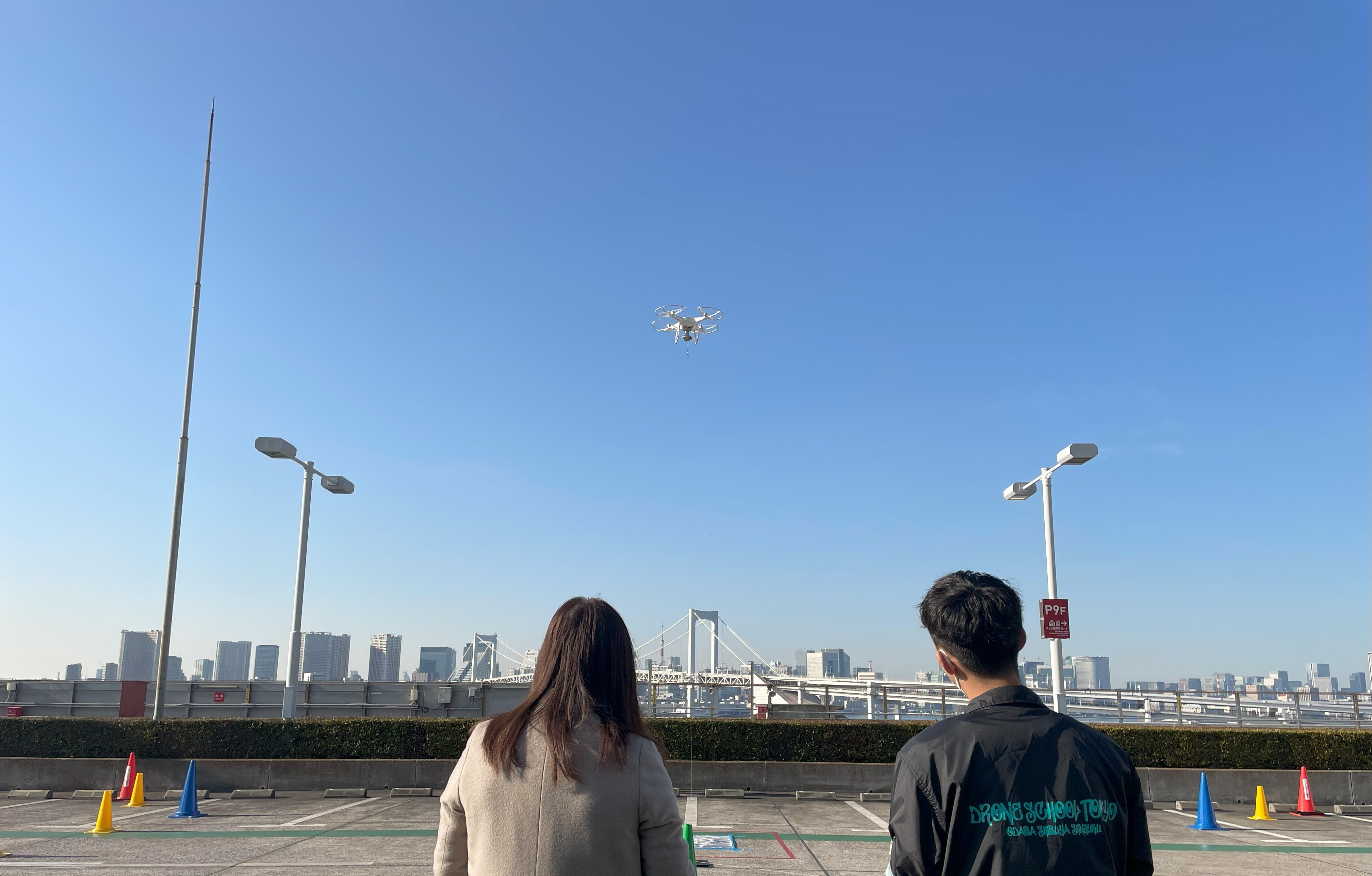 屋上練習場での飛行訓練
