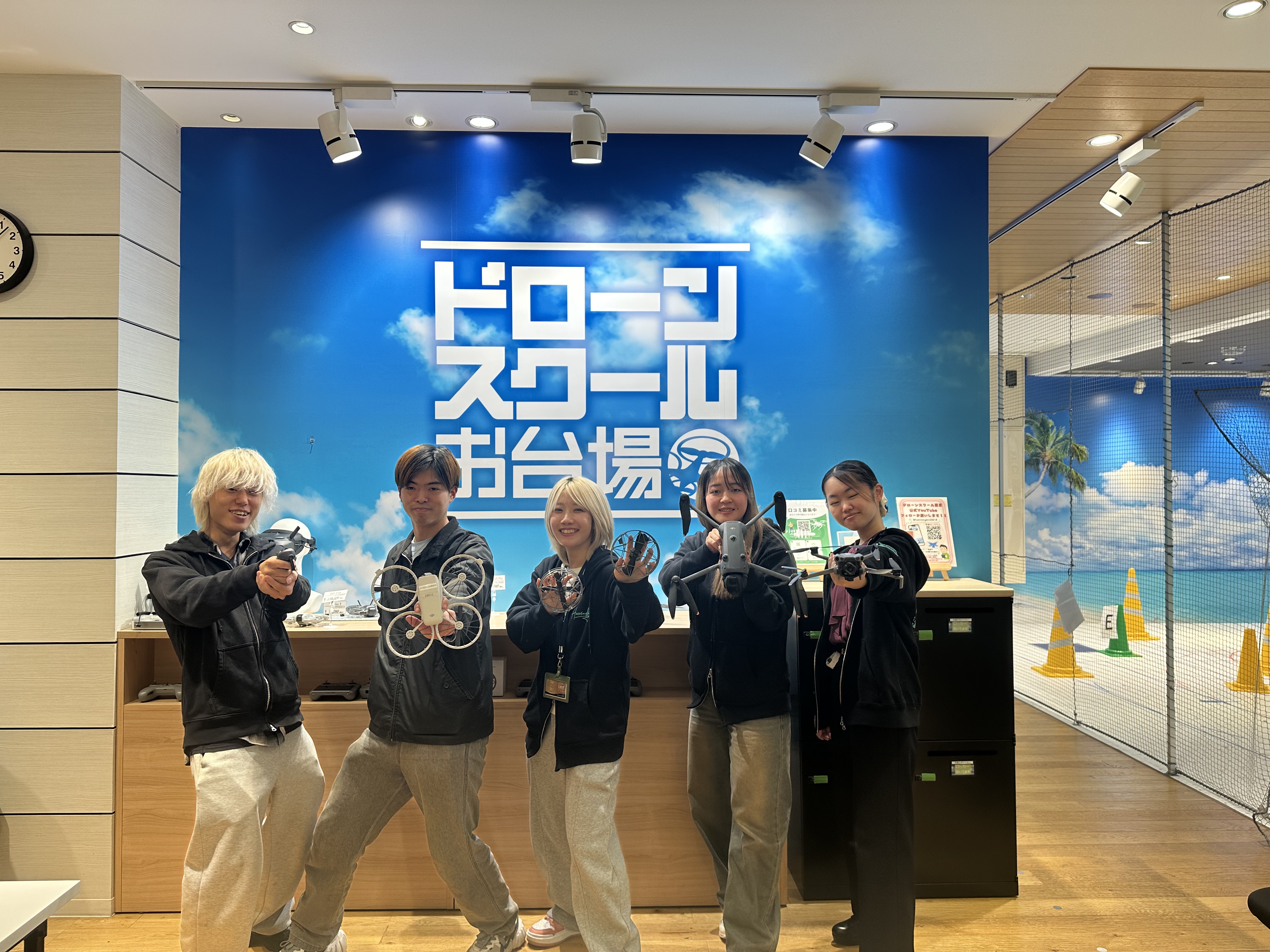 お台場本校の受付に立つスタッフ