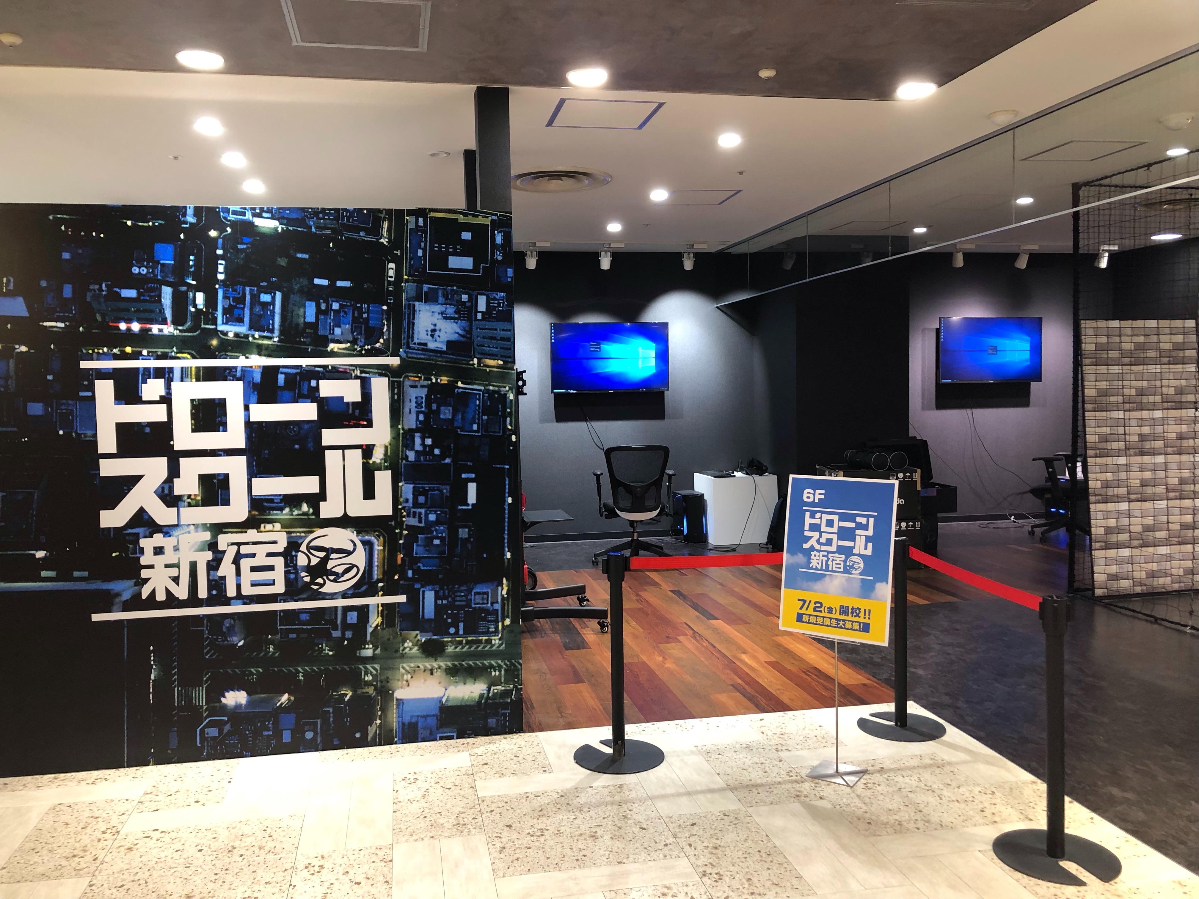 新宿校 校舎入口（新宿マルイ メン6F）