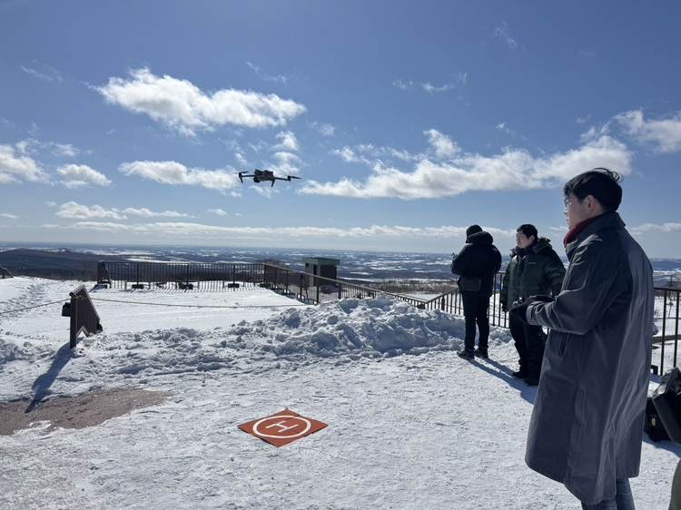 雪原の展望台での飛行