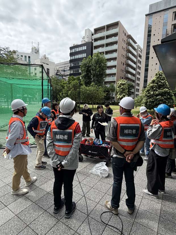 点検現場で補助者として参加するメンバー