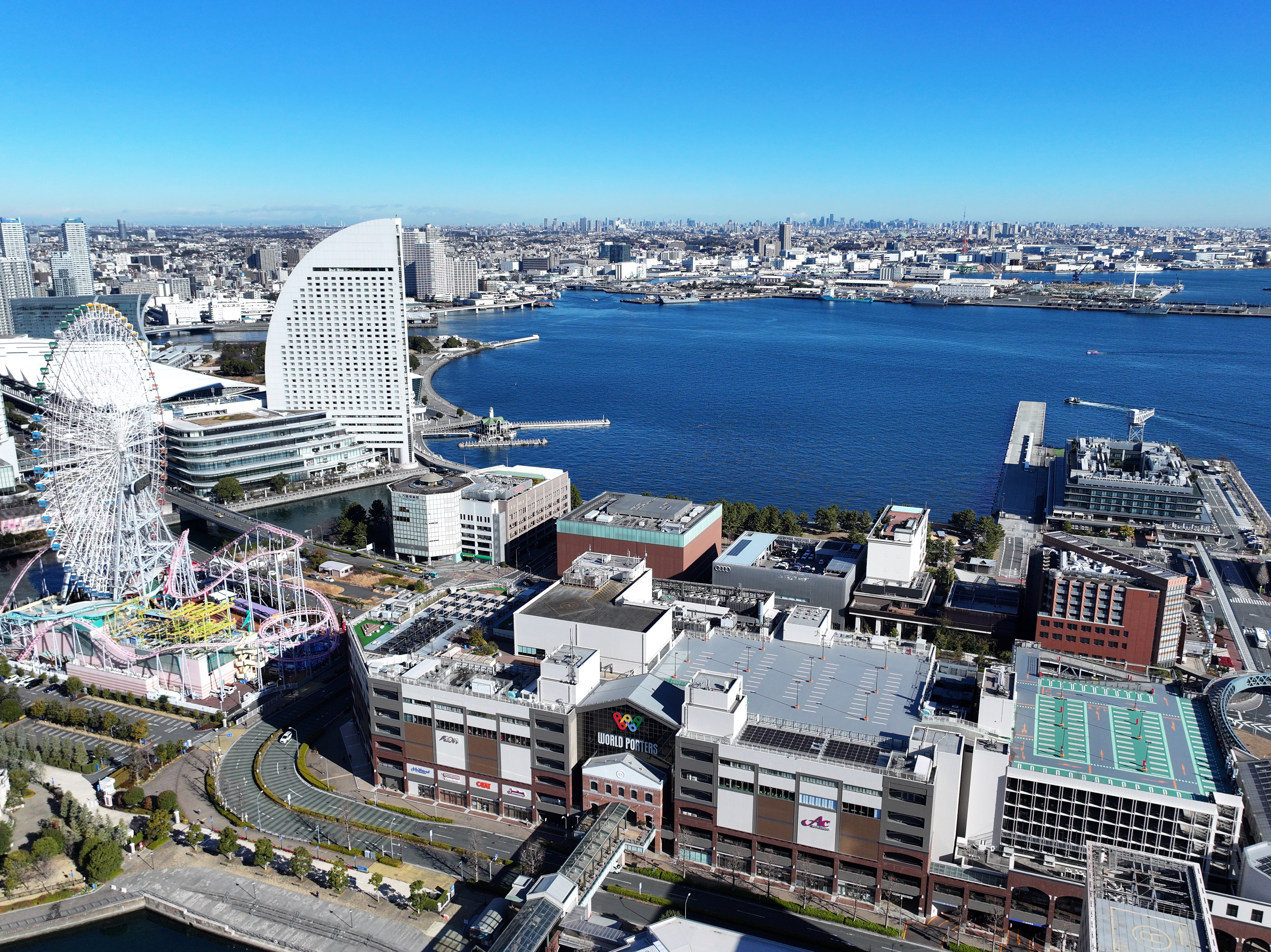 横浜ワールドポーターズとみなとみらいの街並み