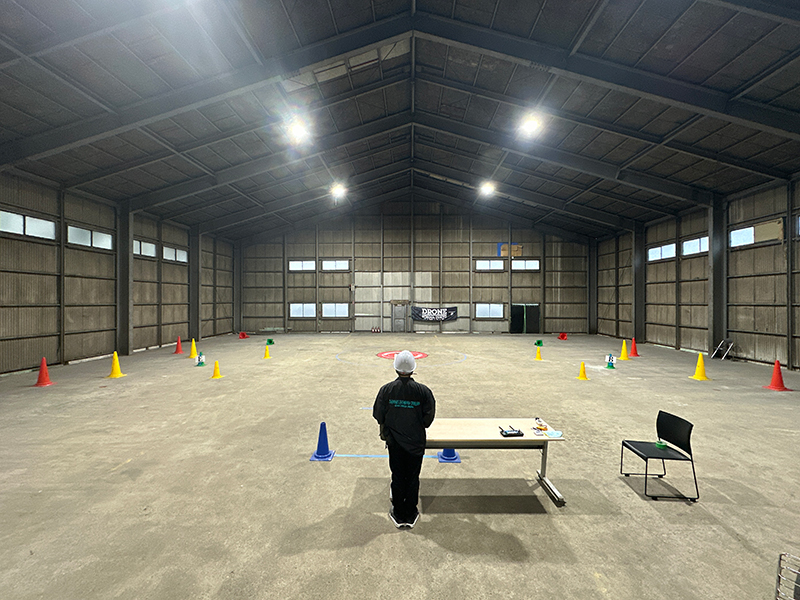 屋内飛行場